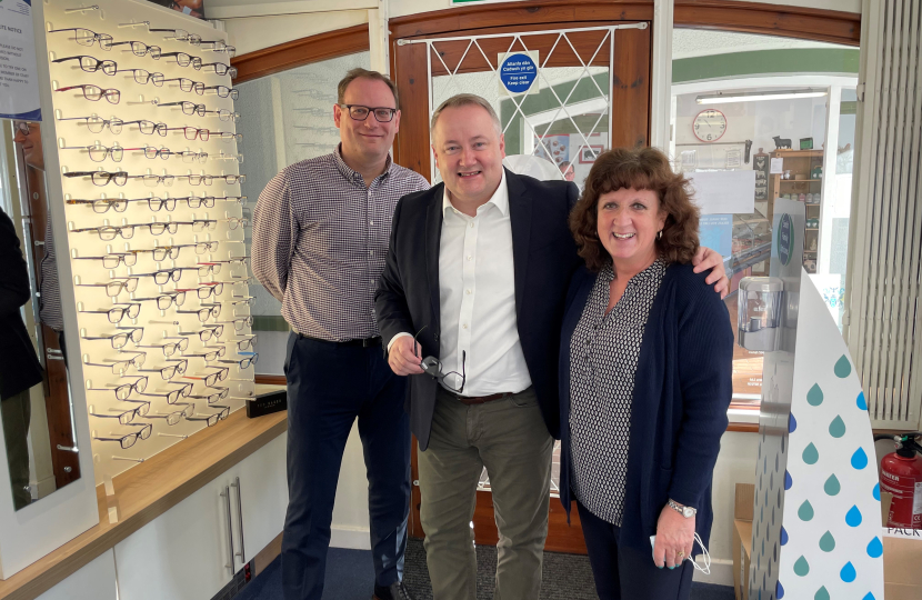 MS focuses on eye health after launch of new contract for Optometrists in Wales